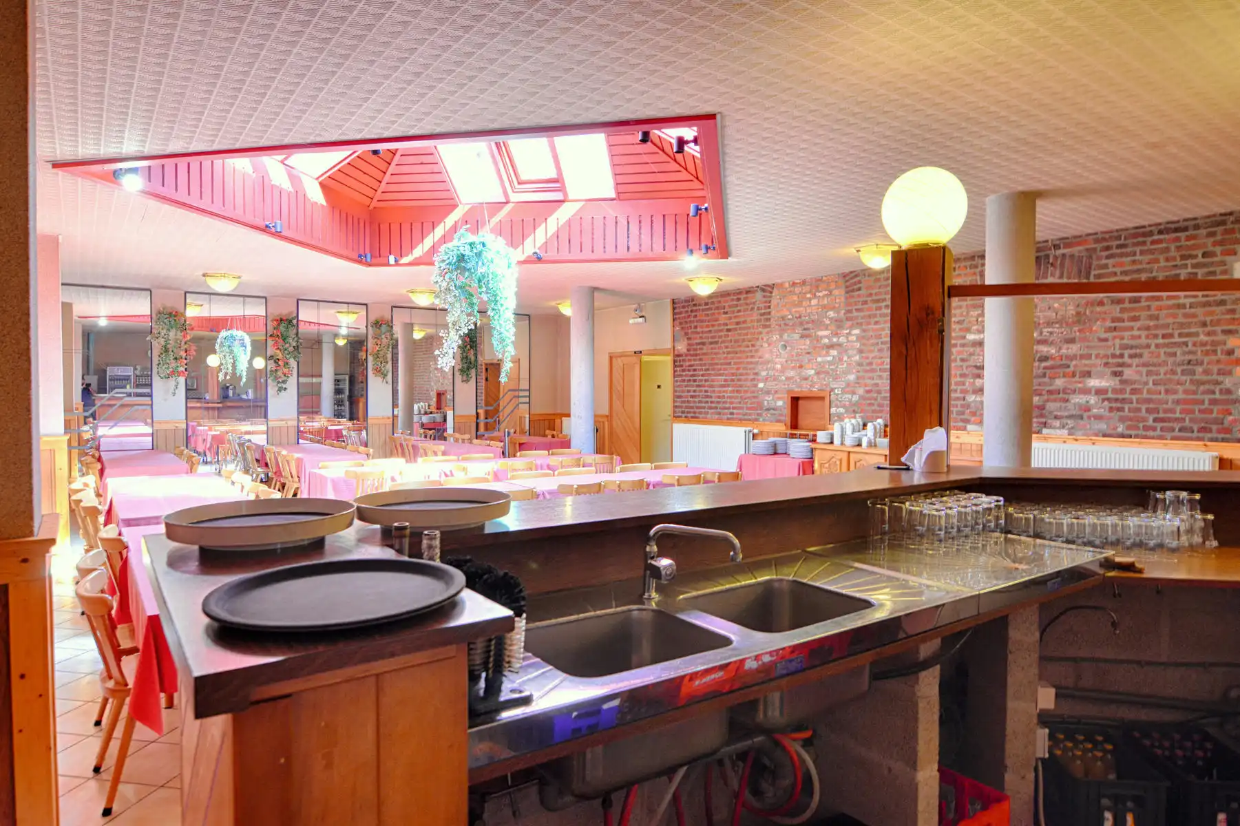 Riante woonst met statig horecapand en feestzaal foto 5