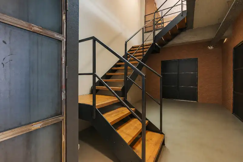Centraal gelegen loft met 3 slaapkamers (meer mogelijk), garage voor 4 wagens, groot terras...(Energielabel A, elektriciteit goedgek...) foto {{pictureIndex}}