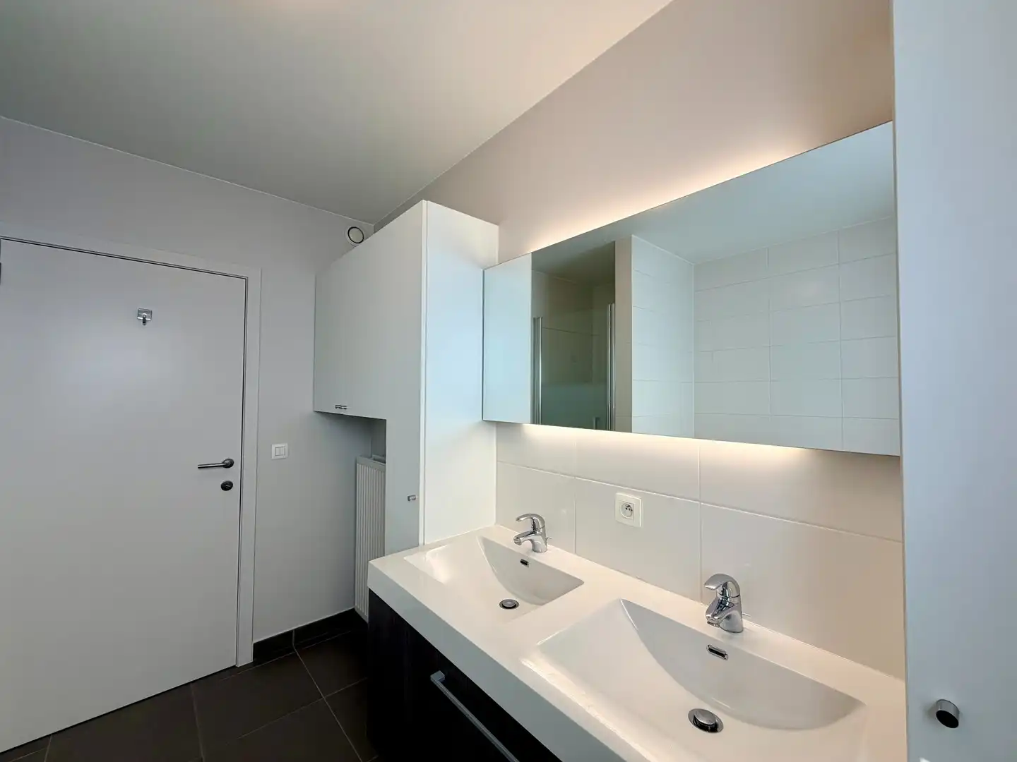 Modern appartement met 2 slaapkamers, terras en garage op centrale ligging te Wakken! foto 10