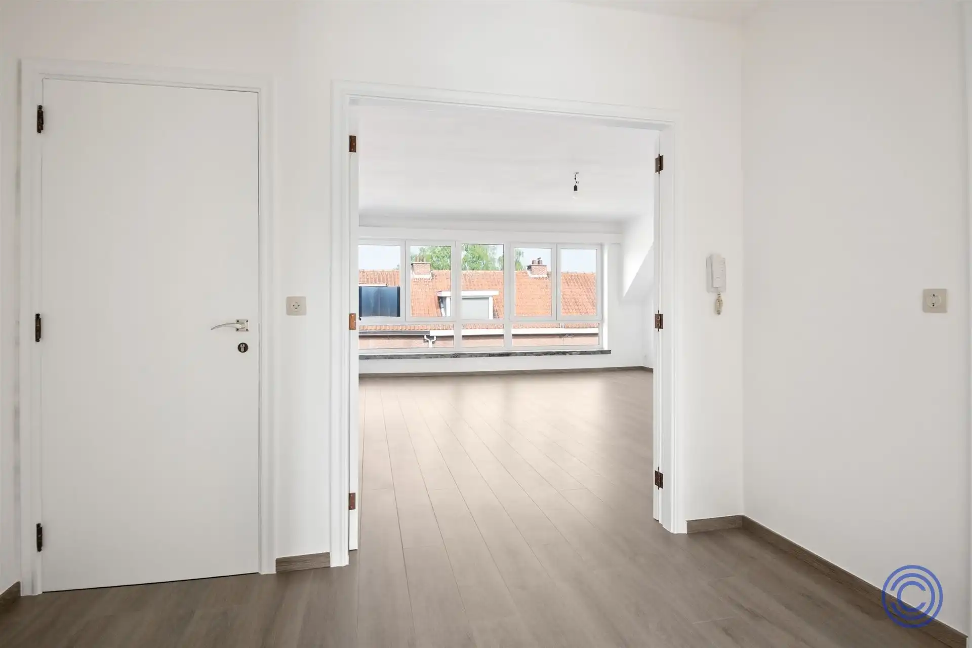 Volledig gerenoveerd 2-slp appartement met zonnig terras! foto 5