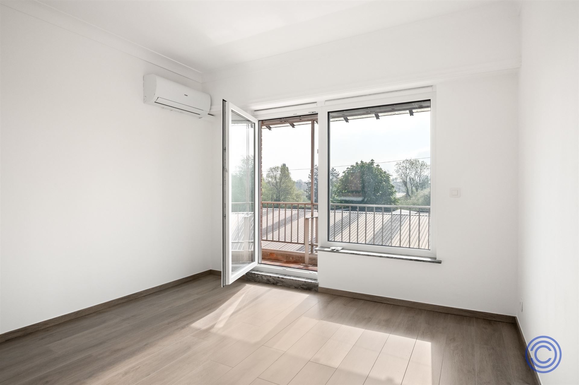 Volledig gerenoveerd 2-slp appartement met zonnig terras! foto 5