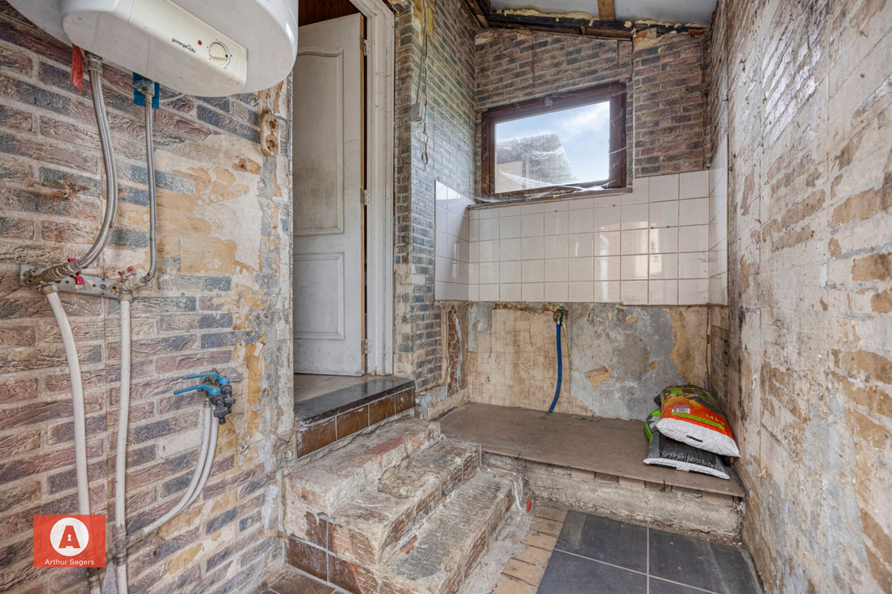 Te renoveren starters-woning of project  foto 9