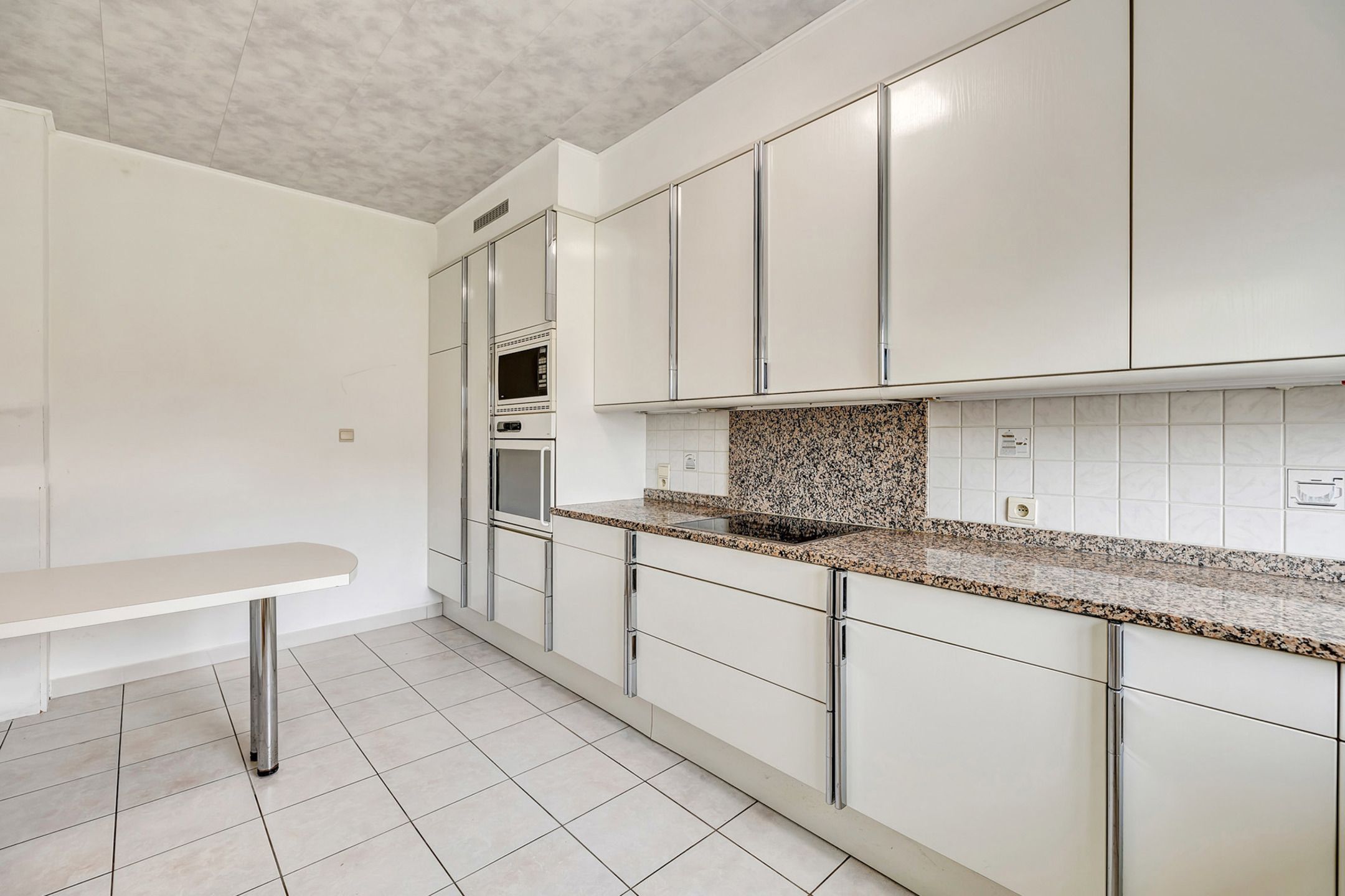 Halfopen bebouwing met garage te koop in Meerbeke! foto 9