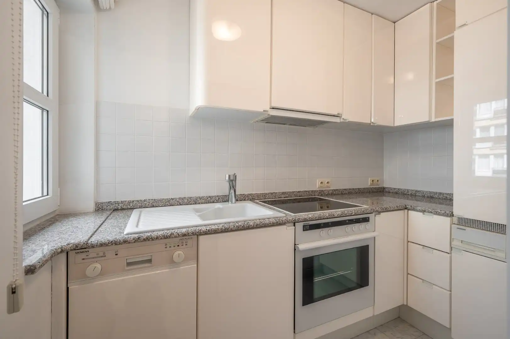 Interessant renovatie project : Twee-slaapkamer appartement in standingvolle villaresidentie in het Zoute foto 7