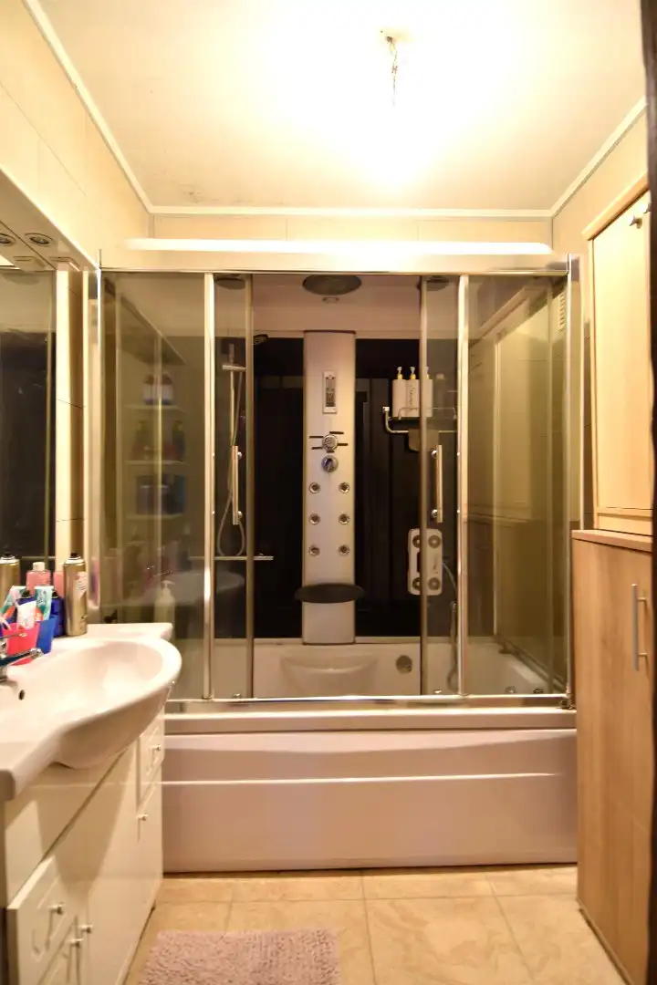 Rustig gelegen gelijkvloerse villa met 3 slaapkamers, dubbele garage en tuin rondom te koop in Ledegem foto 10