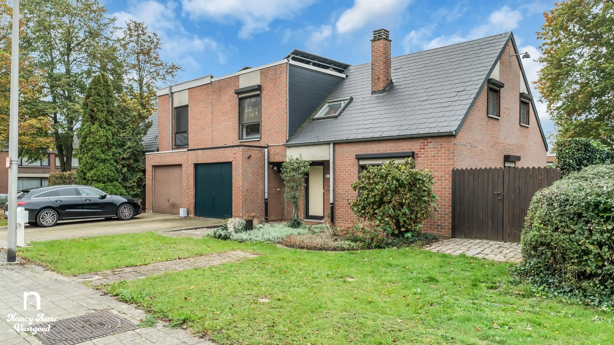 Halfopen gezinswoning met 3 slaapkamers en zonnige tuin foto {{pictureIndex}}
