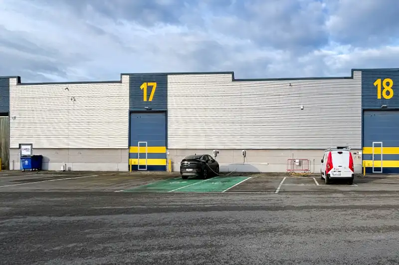 Magazijn met kantoorruimte te huur foto 14