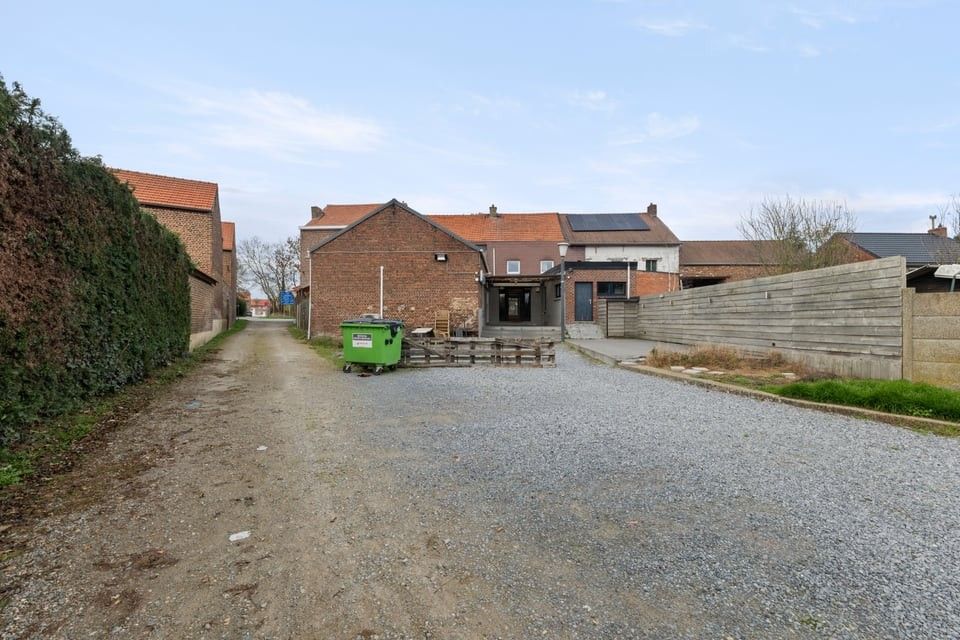 HANDELSHUIS MET PARKING OP EEN TOPLOCATIE IN LINTER foto 3