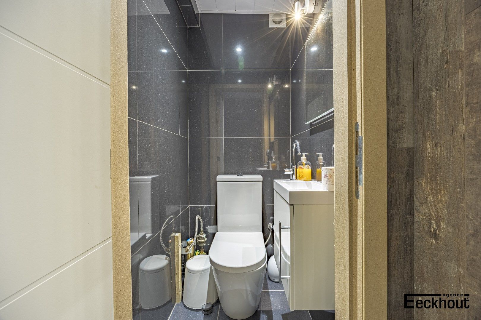 Instapklaar appartement op enkele passen van het strand! foto 12