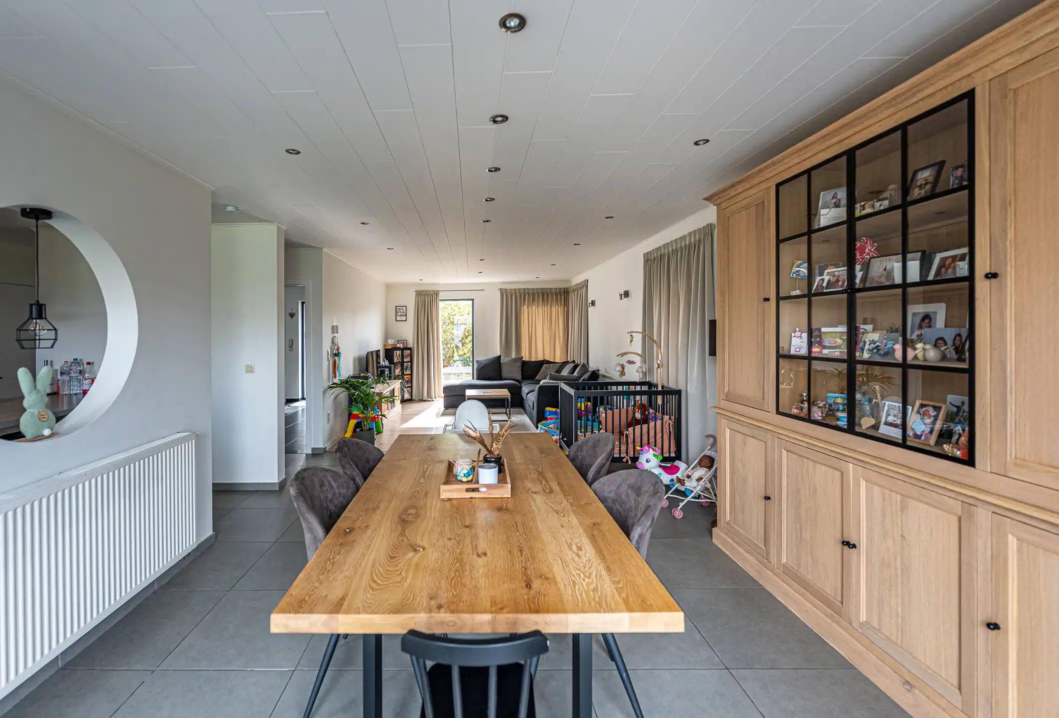 Moderne gezinswoning met inpandige garage en grote tuin. foto 6