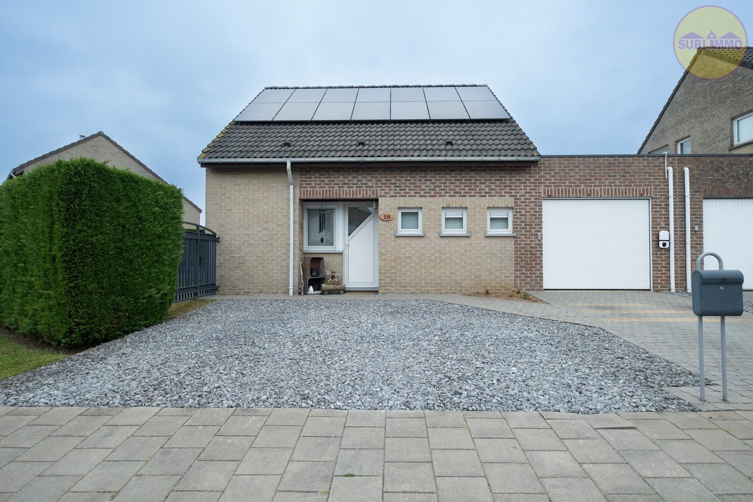Rustig gelegen en instapklare woning met 3 slaapkamers op een perceel van 449 m² te Tessenderlo-Ham . foto {{pictureIndex}}