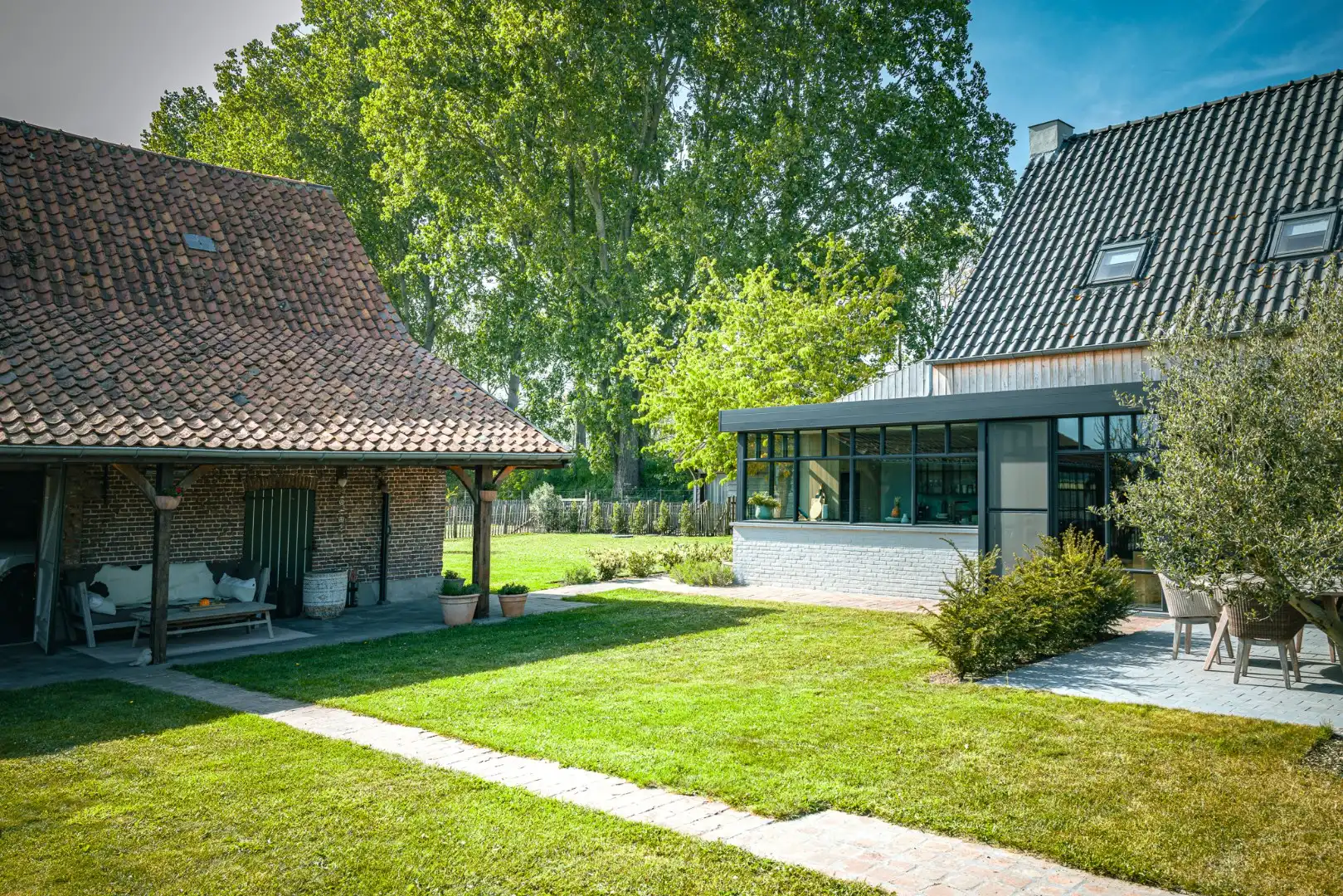 Unieke hoeve met schuur op 2.809m² gelegen in “valleigebied” te Boekhoute foto 2