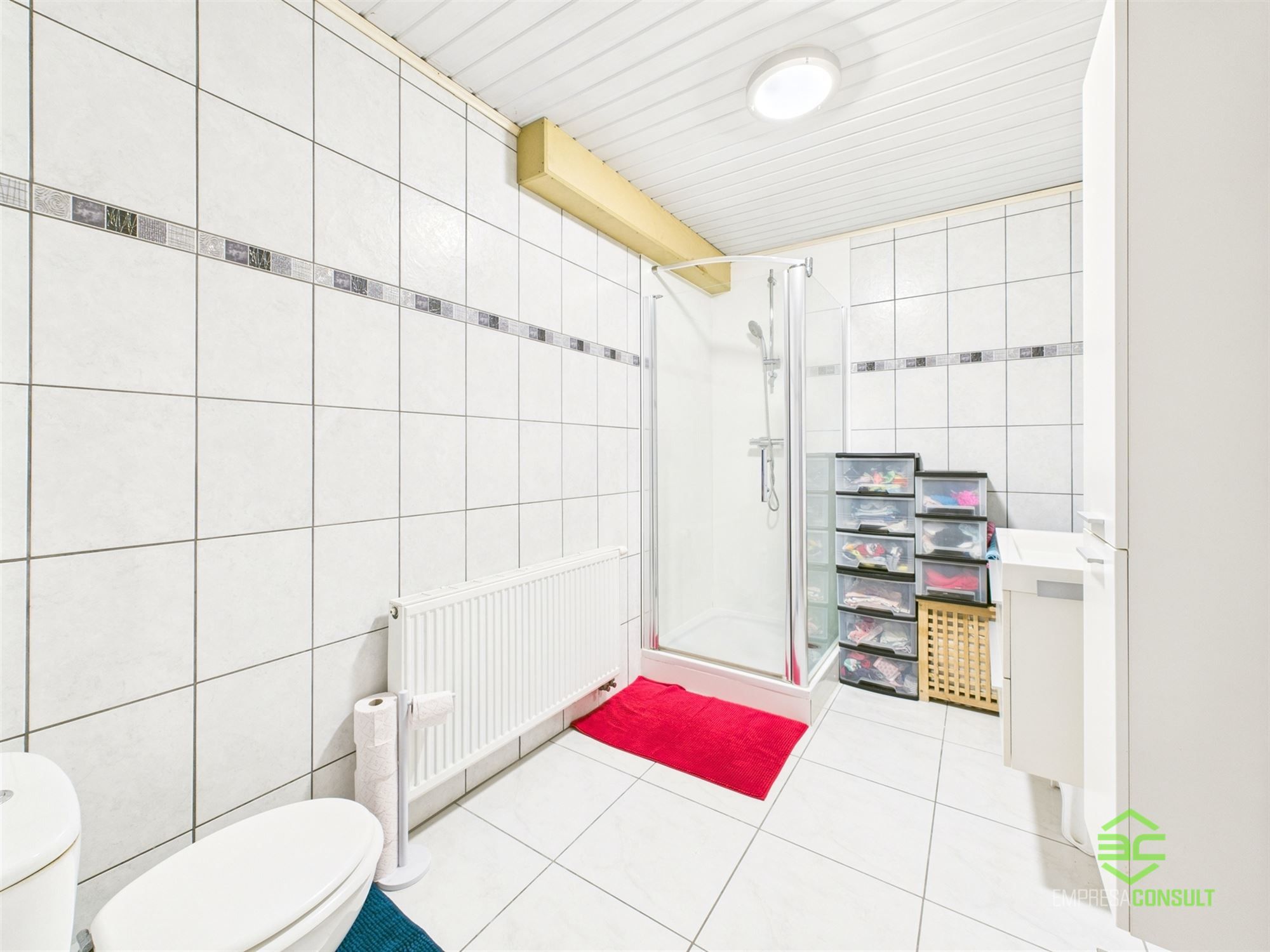 Ruime gelijkvloerse woning met 2 slpk en grote garage! foto 9