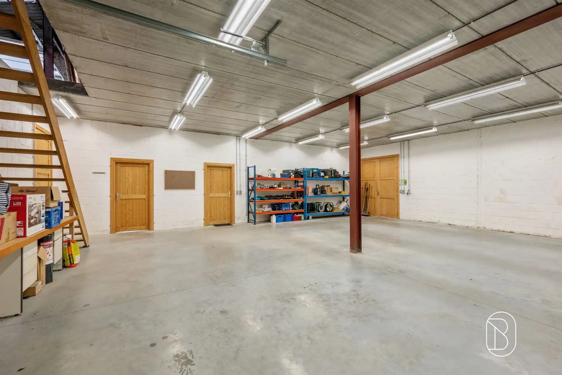 Grote, instapklare, goed onderhouden loods met parking foto 9
