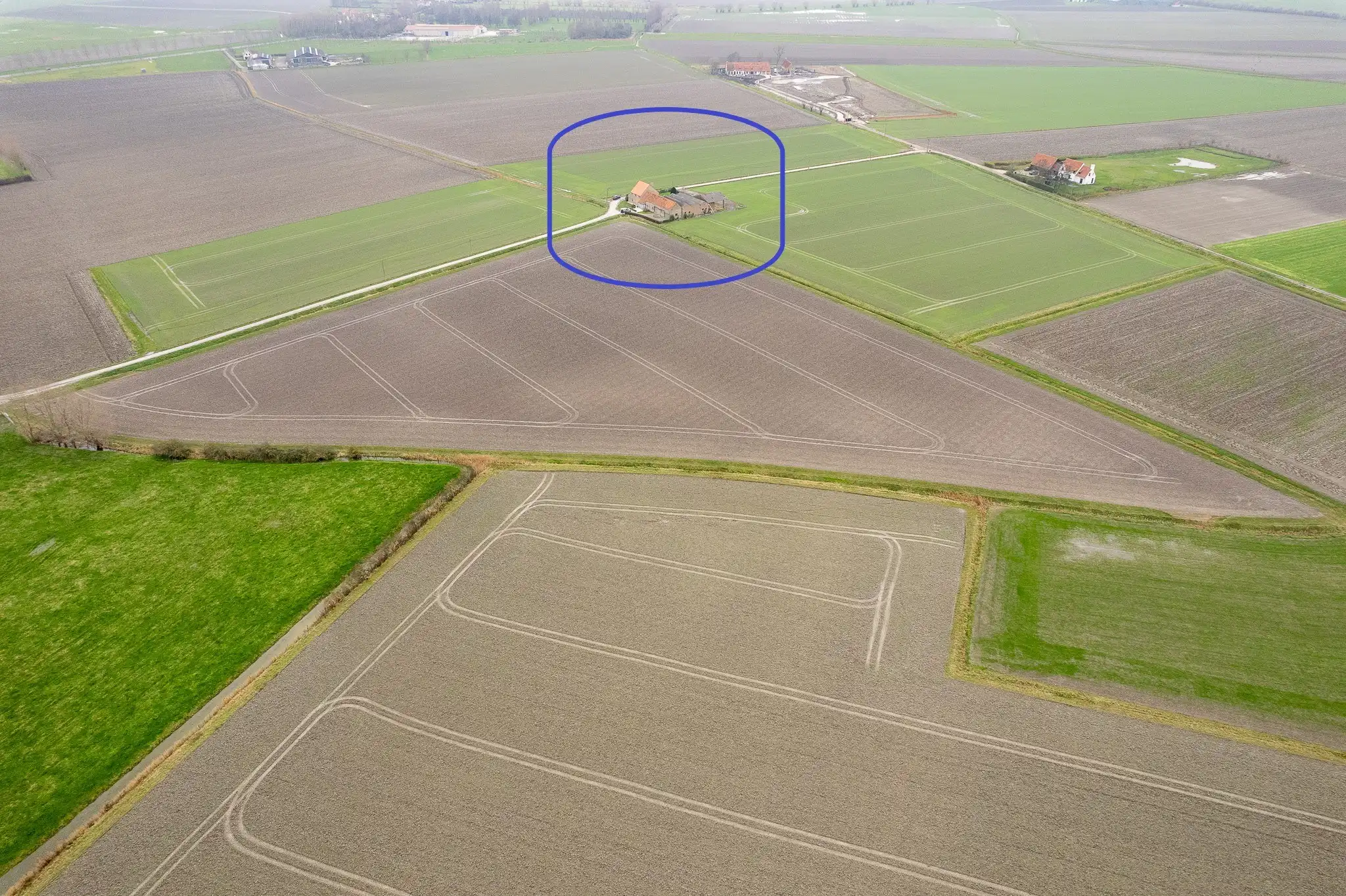 Fermette met atelierruimte/opslagruimte op prachtige locatie foto {{pictureIndex}}