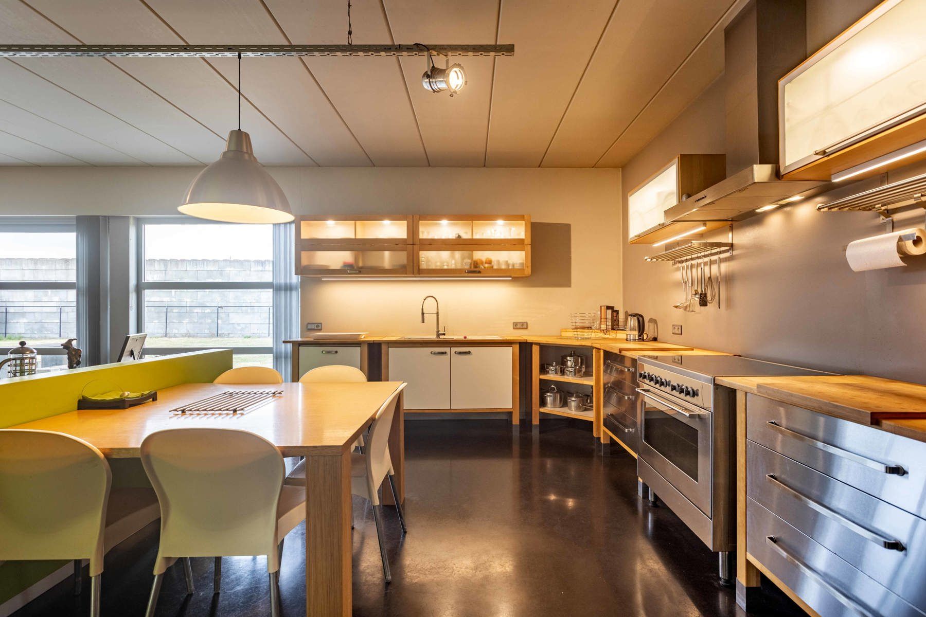 Gebouw met kantoren + woonst + loods op 3670 m2 foto 10