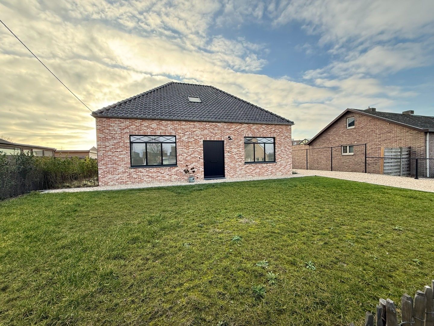 Prachtig instapklare woning met 3 slaapkamers en grote tuin te Leopoldsburg. foto {{pictureIndex}}