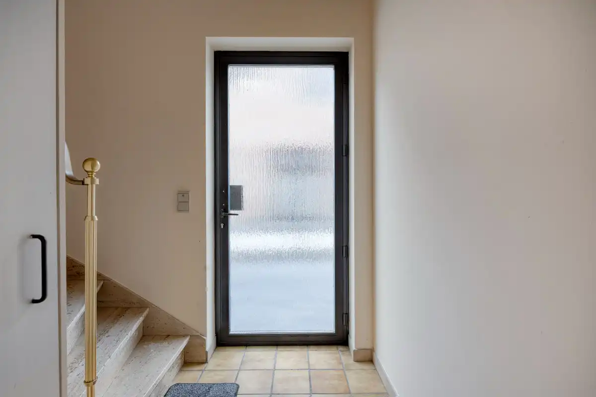 Opbrengsteigendom met 3 appartementen en 7 garages foto 5