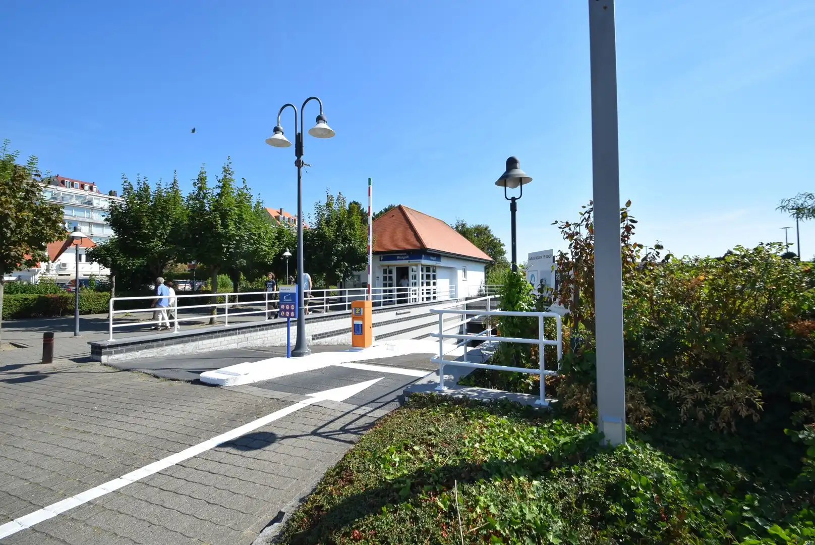 Ruime gesloten garagebox te huur voor 2 wagens op niveau -1 in het Zoute. foto 3