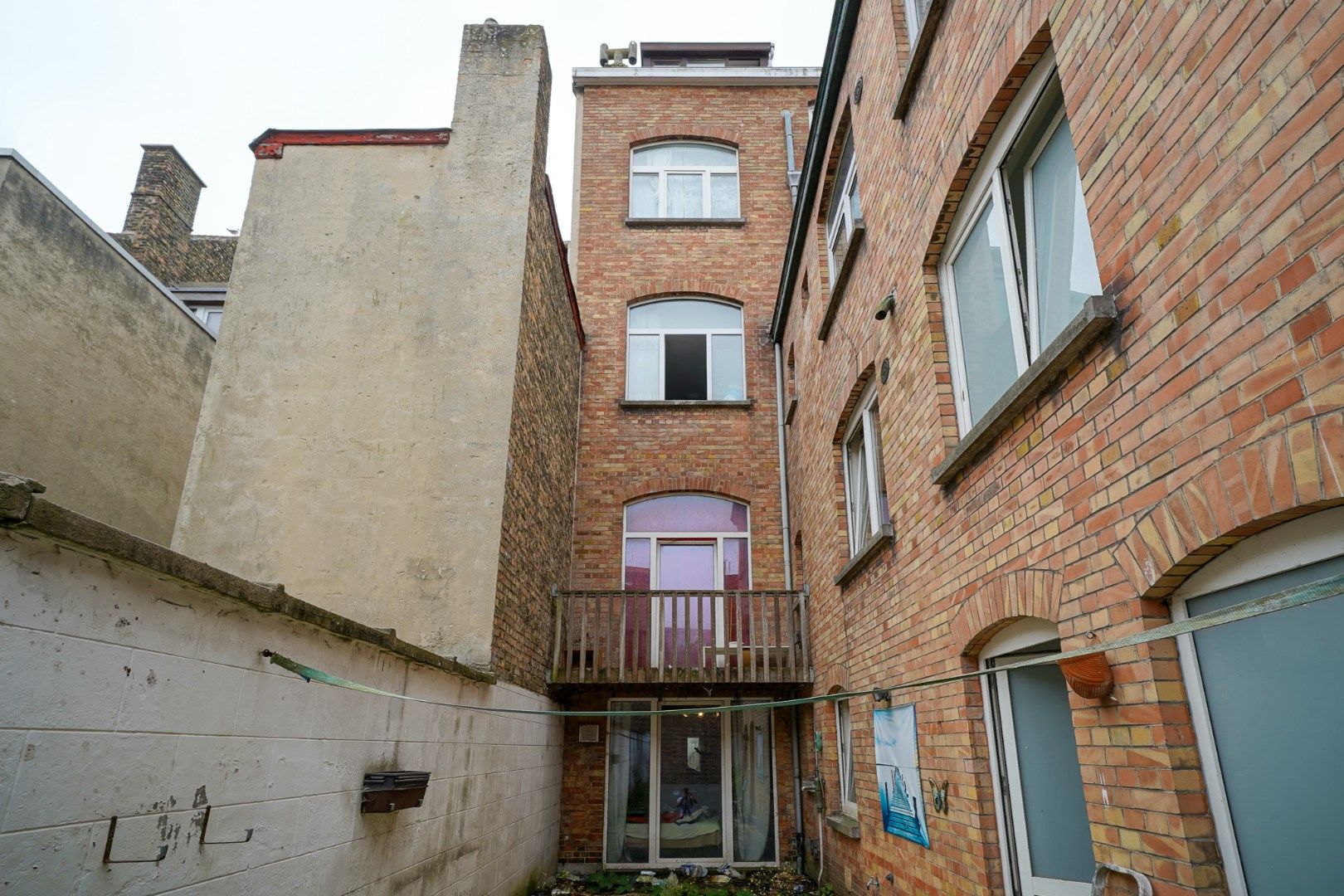 Te renoveren opbrengsteigendom met 4 vergunde appartementen in centrum Oostende foto 2