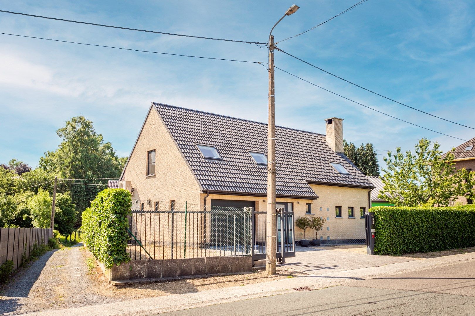 Instapklare woning met 3 slpks, garage en tuin te Halle foto 2