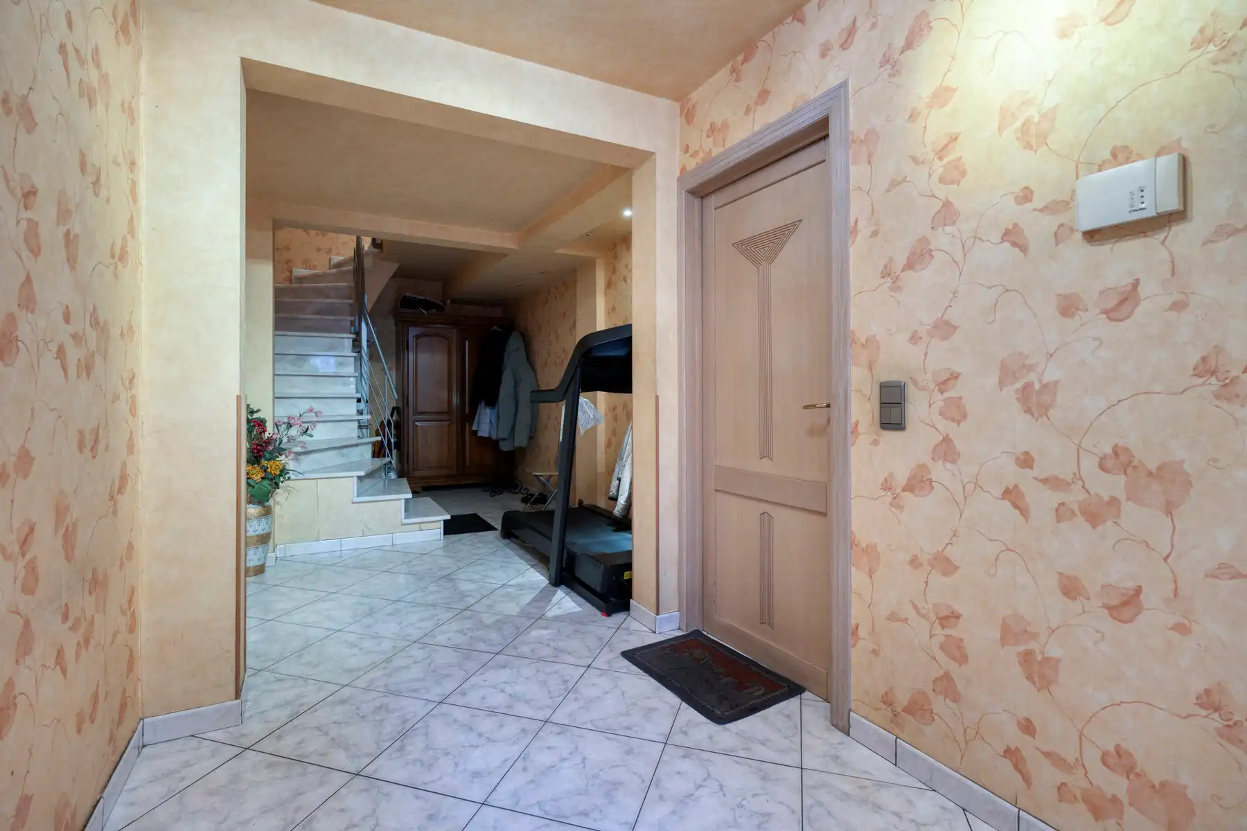 Gezinswoning met vier slaapkamers, tuin en ruime garage foto 2