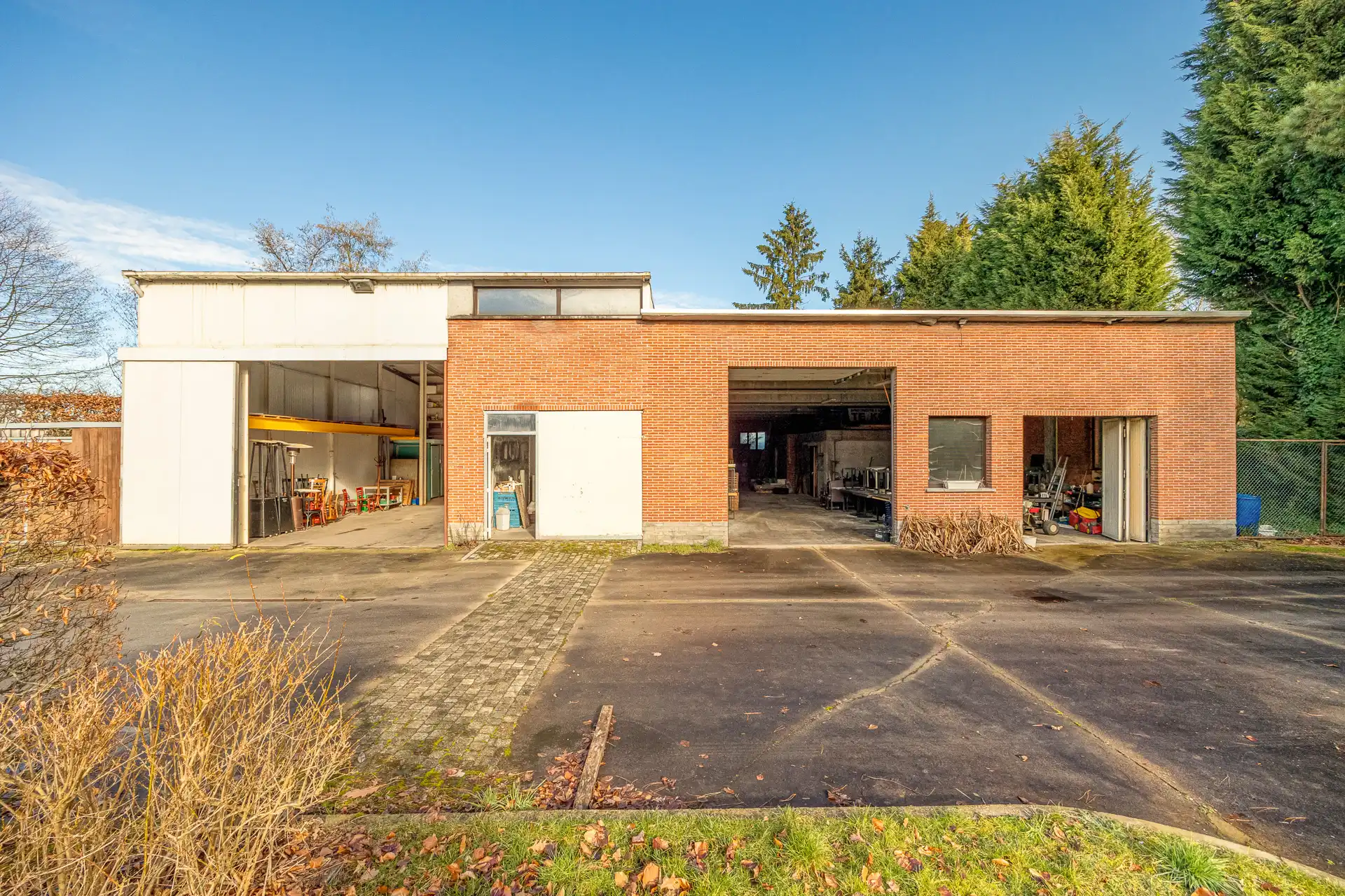 Ruime villa met garage en zwembad + bouwgrond + 2 magazijnen foto 10