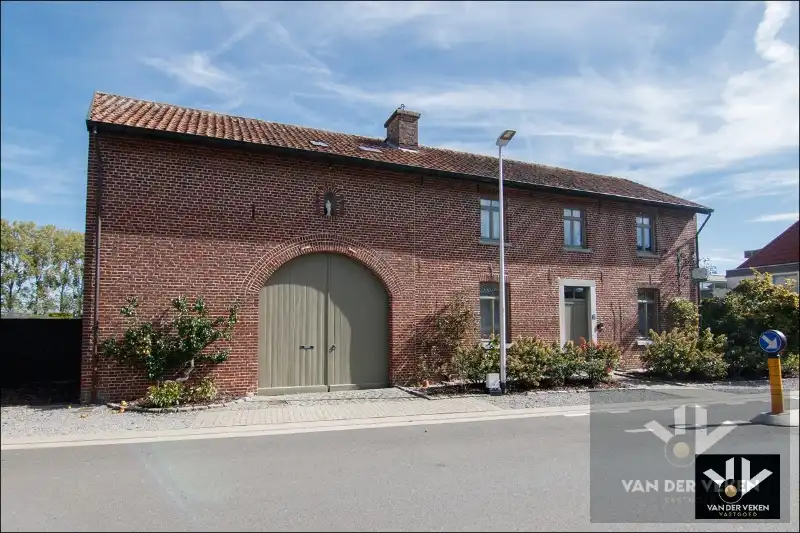 Volledig gerenoveerde, instapklare hoeve met authentieke elementen en sfeer in het hart van Haspengouw - een charmante woning én een ideale locatie om uw evenementenlocatie, B&B, kantoor, ... te vestigen! foto 2