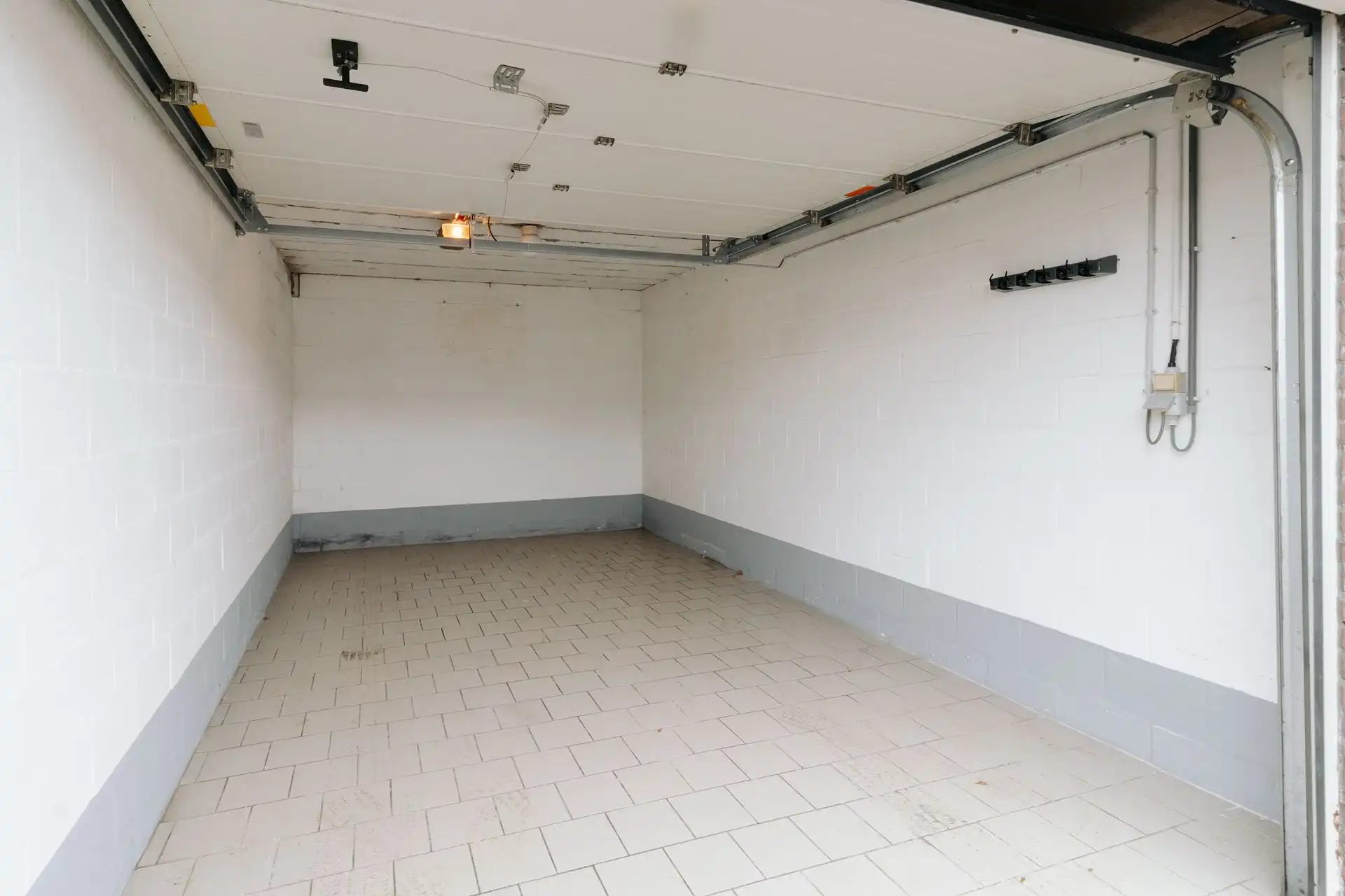 Garagebox met automatische poort aan de Vogeltjeswijk foto 4