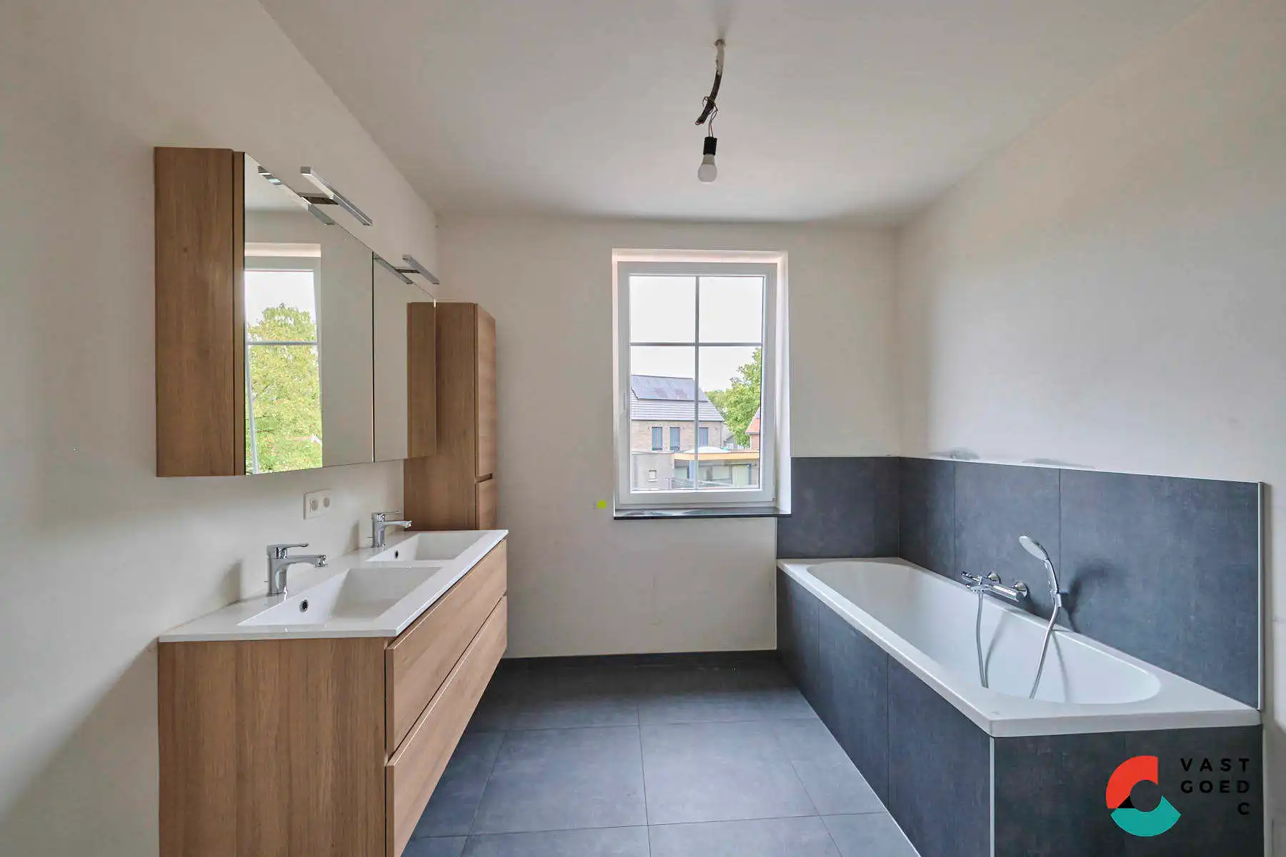 Nieuwbouwwoning in pastorijstijl met aangelegde tuin foto 9