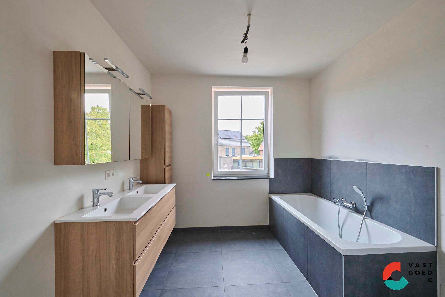 Nieuwbouwwoning in pastorijstijl met aangelegde tuin foto 9