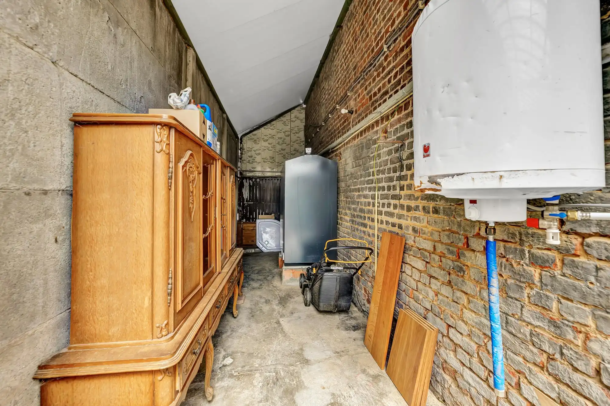 Te renoveren woning met veel potentieel en prachtige tuin foto 7