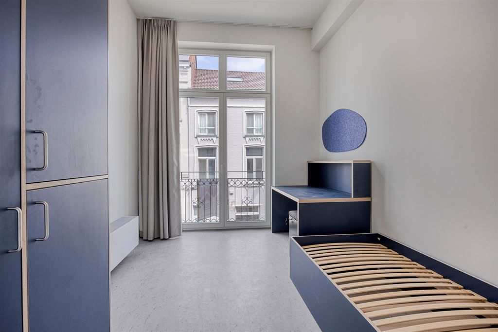 Ruime en moderne studentenkamer in nieuwe studentenresidentie foto {{pictureIndex}}