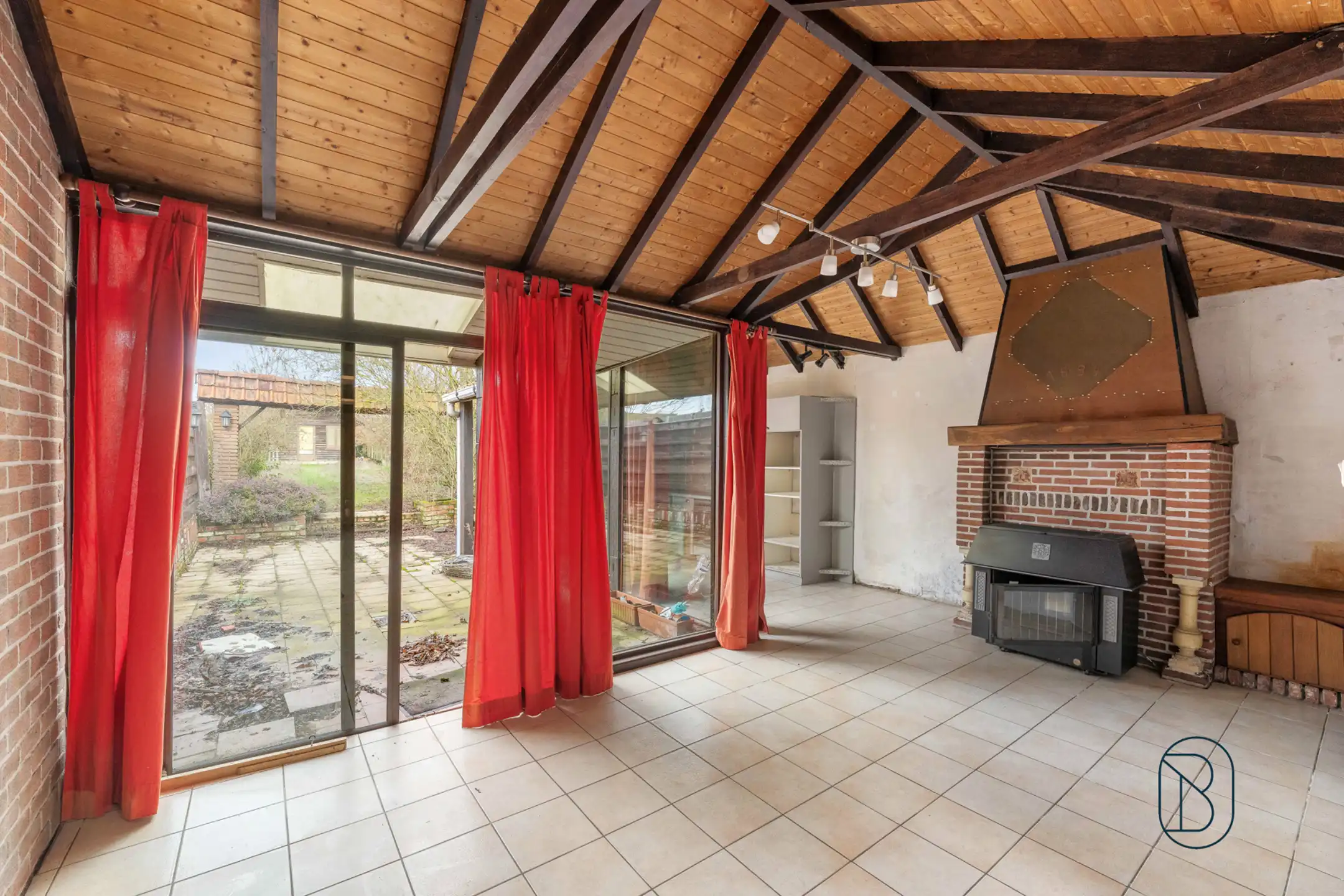 Woning met garage, oprit en tuin - veel potentieel foto 8