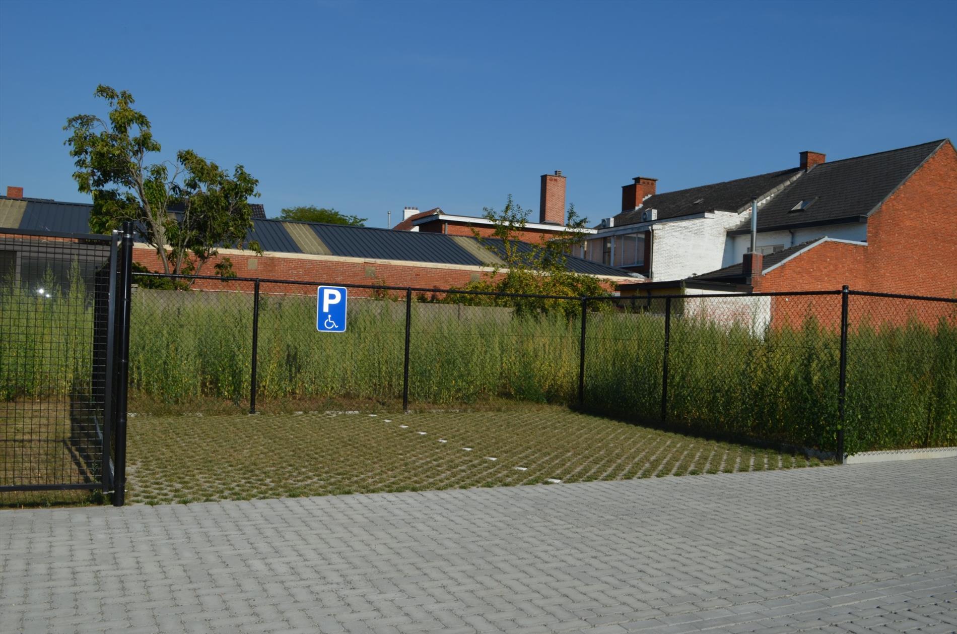 Nieuwbouw handels- of kantoorruimte van +/-222 m² op 50 meter van het centrum. foto 10