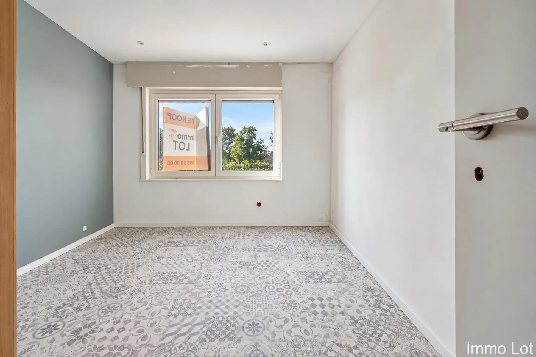 Woning met groot magazijn, dubbele garage en apart bureau foto 14