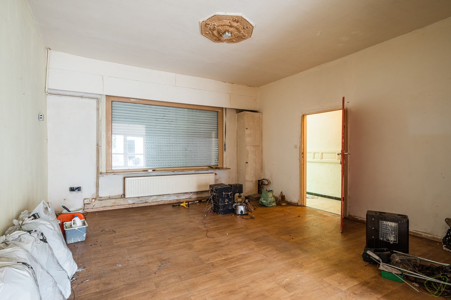 Op te frissen woning met verrassend ruime stadstuin in hartje Eeklo foto 4
