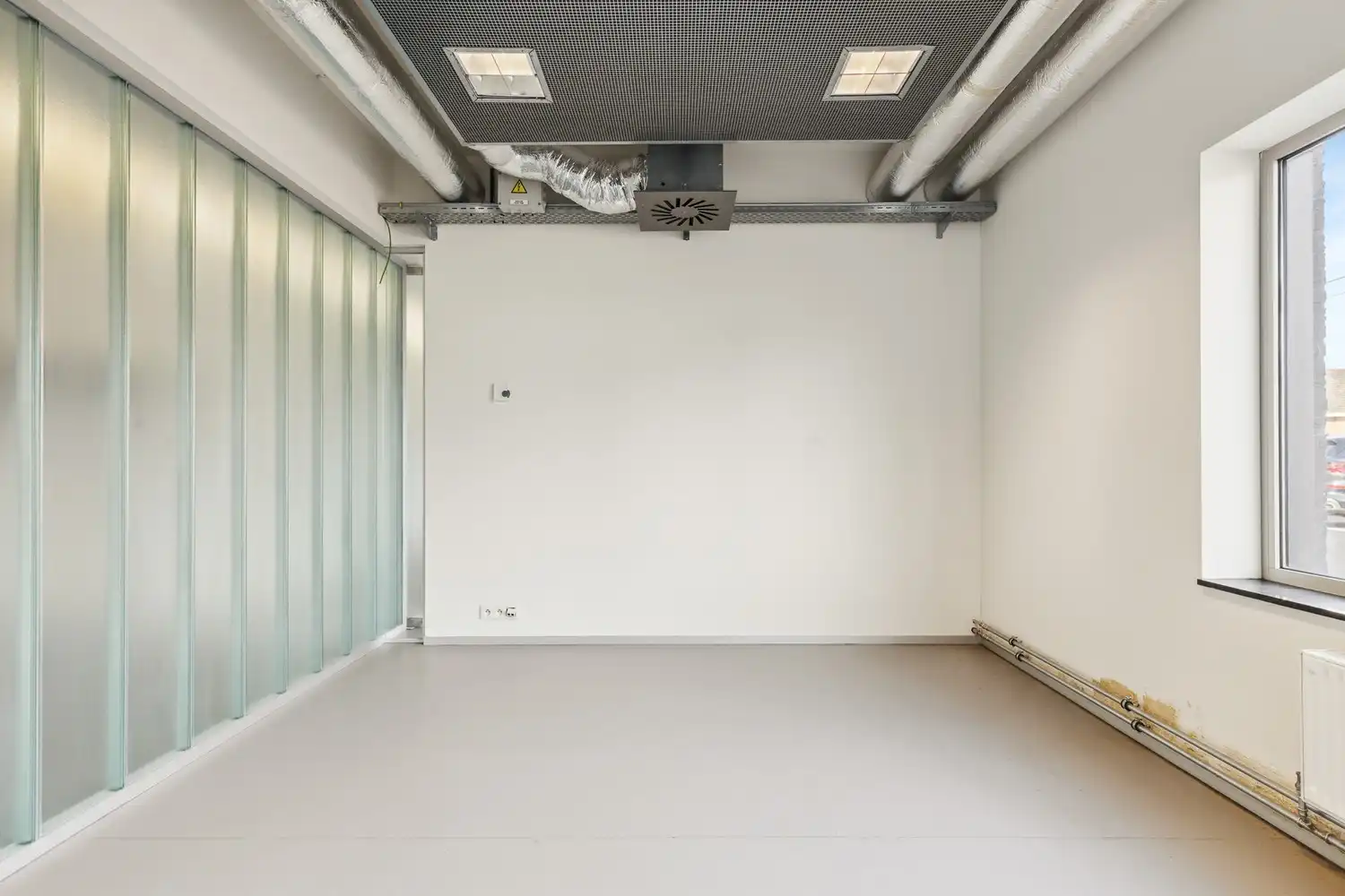 Veelzijdig kantoorgebouw met ruime parking op 2433 m² foto 23