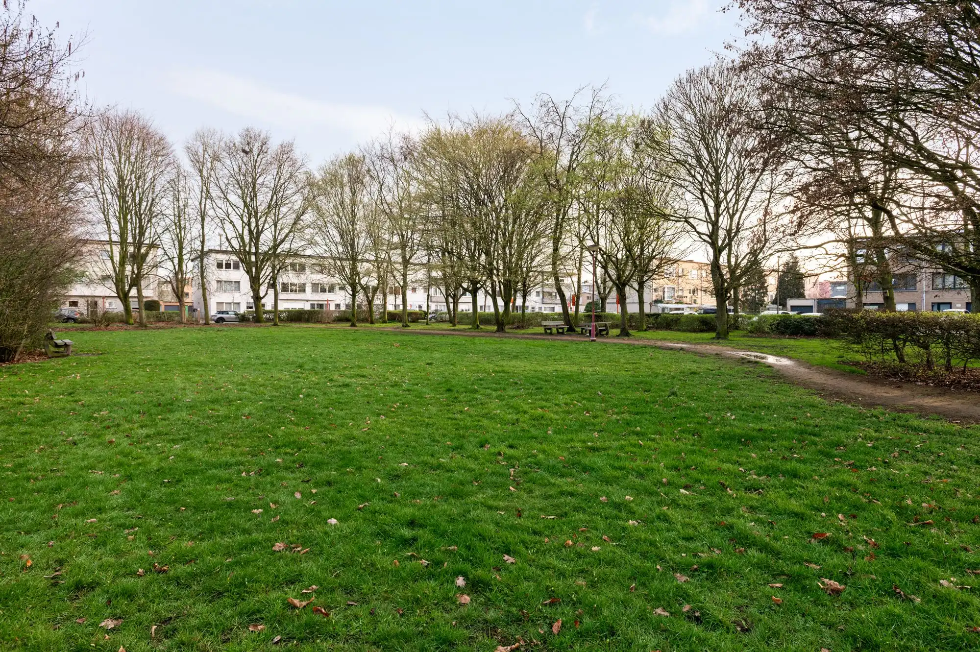 Volledig gerenoveerd 2-slaapkamerappartement met terras, garagebox en groen uitzicht! foto 18