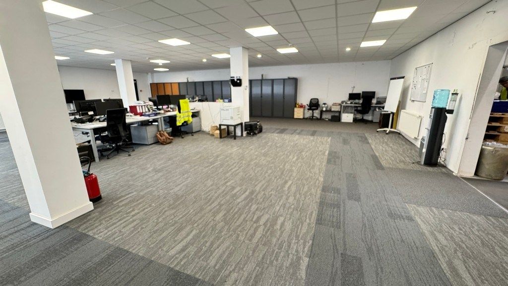 Magazijn met laadkades en kantoor te huur in Malle foto 6