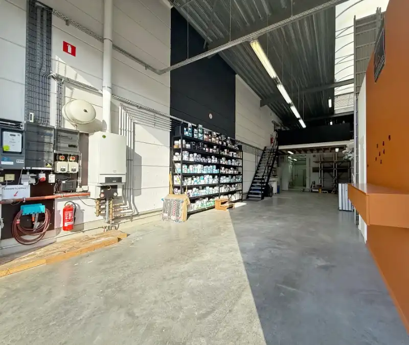 Magazijn met showroom te huur foto 2