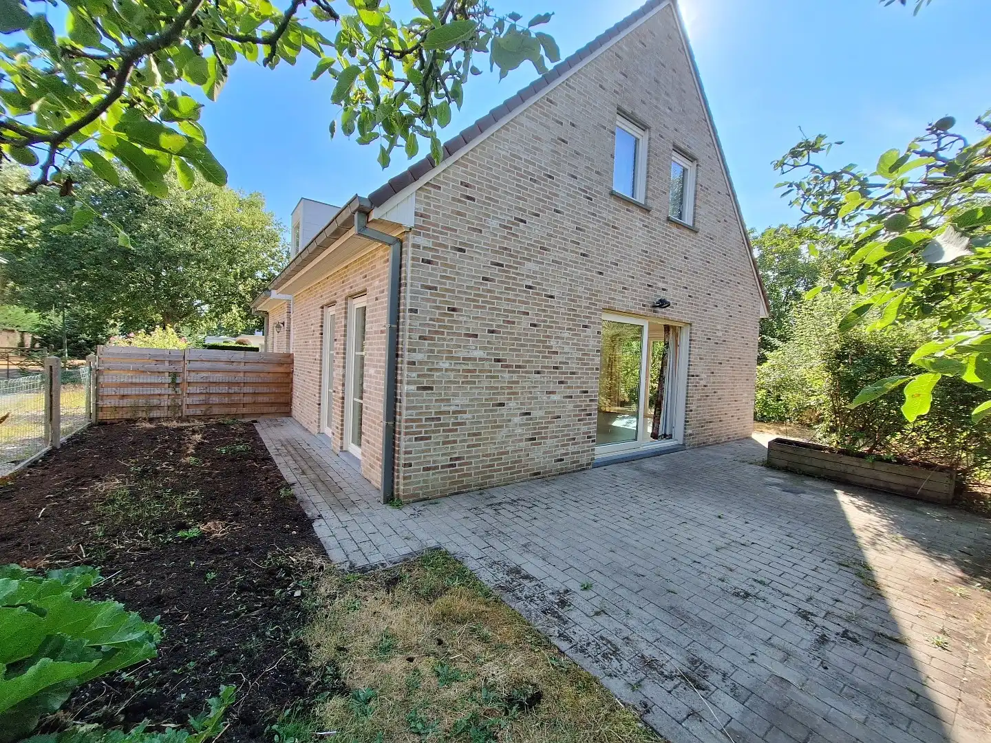 Recente alleenstaande woning met 4 SLK op ruim perceel foto 3