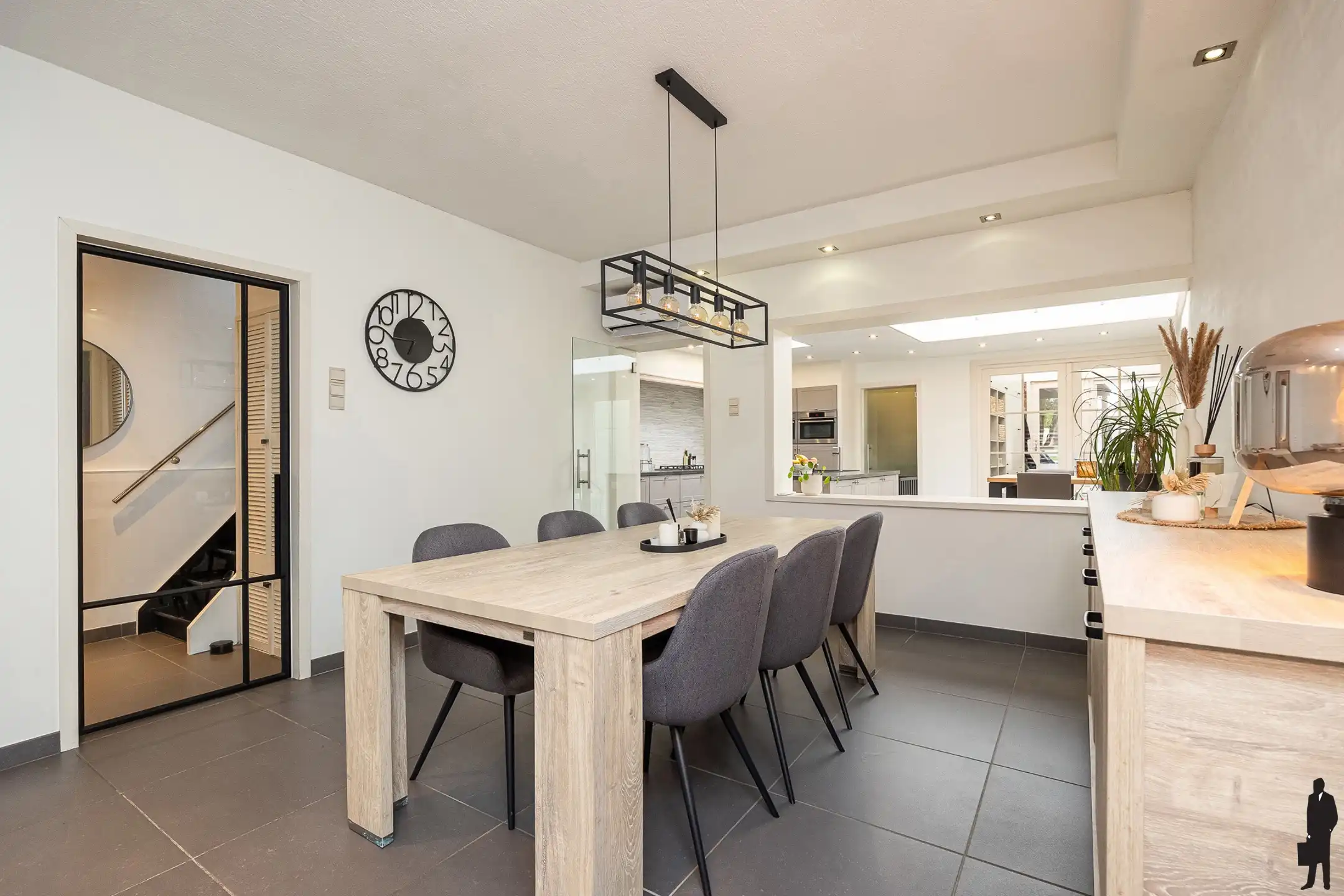 Ruime gezinswoning: 4 slpk, garage + veel bergruimte foto 3