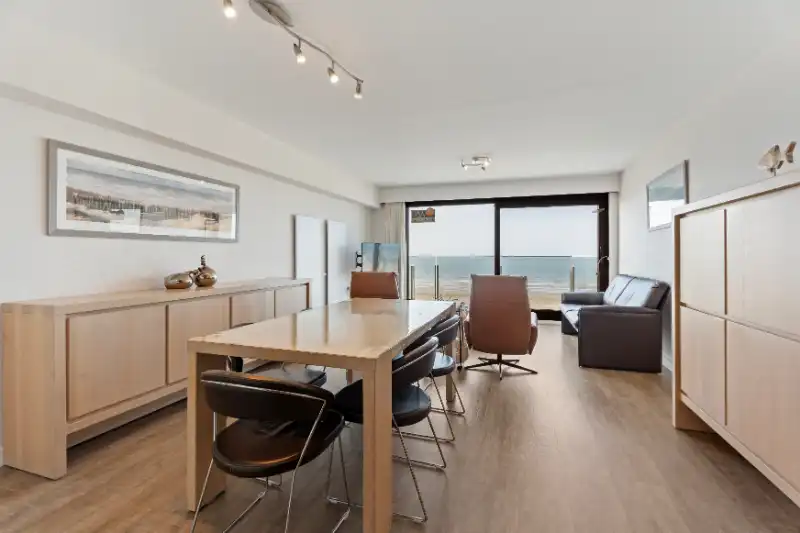 APPARTEMENT MET DRIE SLAAPKAMERS MET FRONTAAL ZEEZICHT GELEGEN TUSSEN DE ESPLANADE EN DE ZEELAAN foto 3