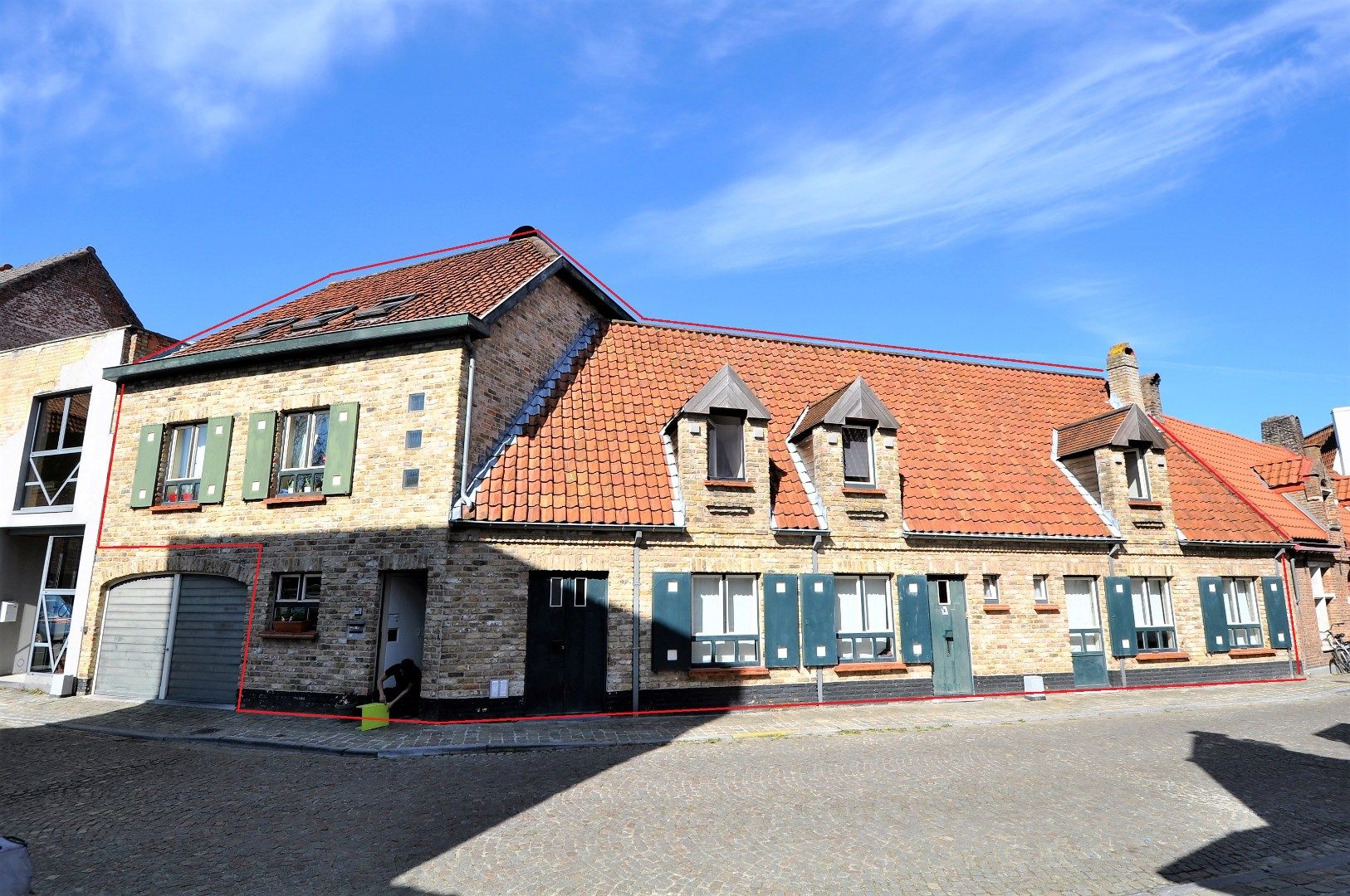 Uniek hoekpand in hartje Brugge bestaande uit een ruime stadswoning en een gebouw met 2 studioappartementen. foto 1