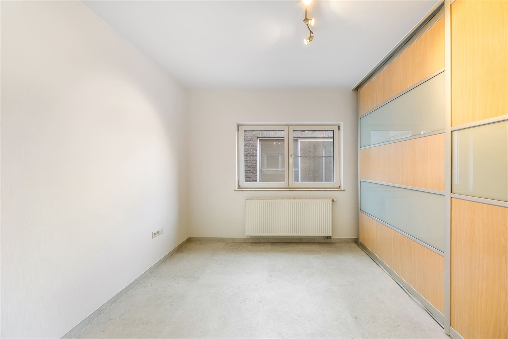 VOLLEDIG INSTAPKLAAR GELIJKVLOERS APPARTEMENT (145M²) MET 2 SLAAPKAMERS, INPANDIGE GARAGE EN TUIN/KOER TE BERINGEN-CENTRUM foto 11