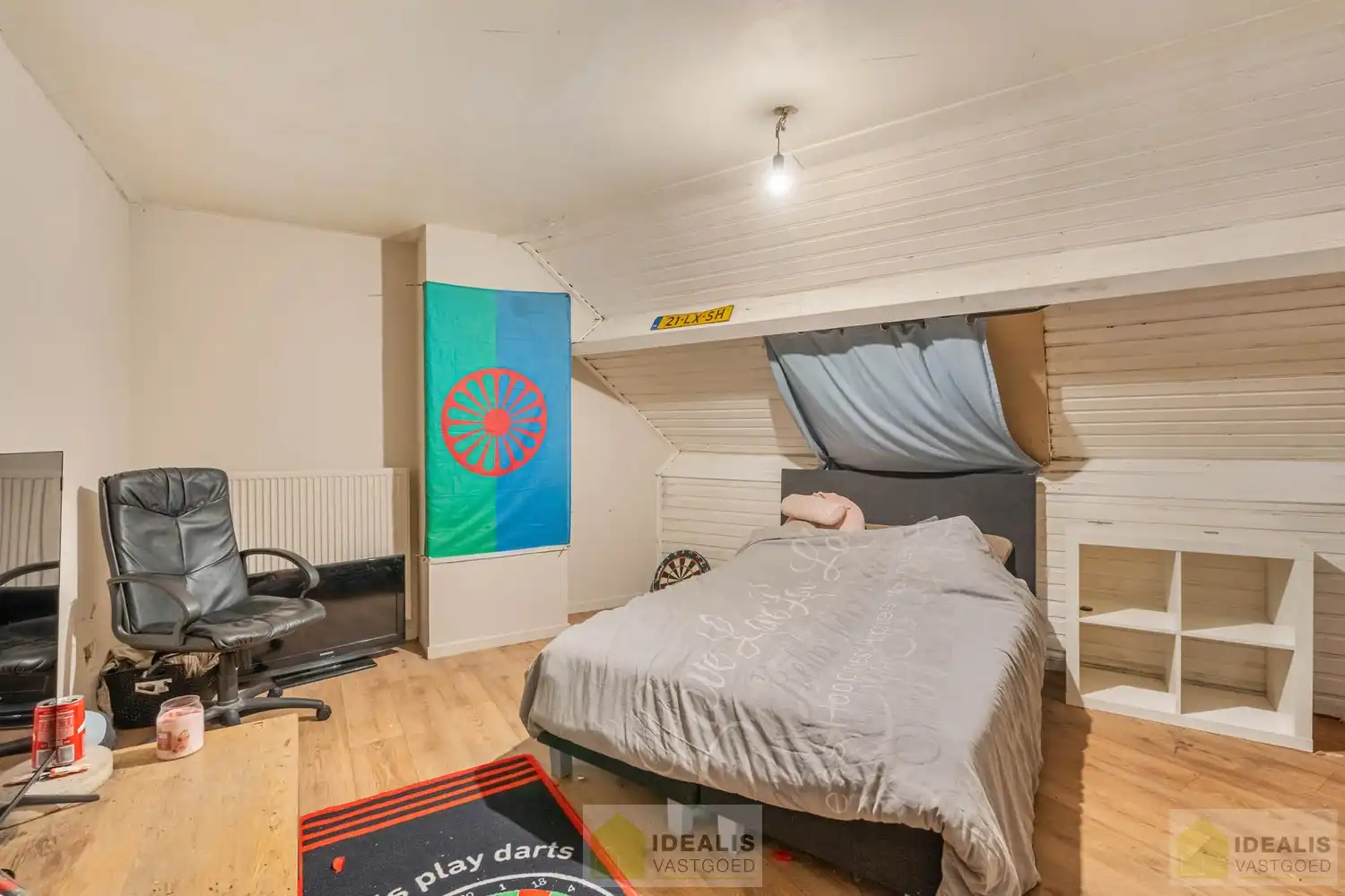 OP TE FRISSEN RUIM DUPLEX APPARTEMENT PAL IN  HET CENTRUM VAN HAMONT! Dit uiterst ruime appartement omvat maar liefst ca.142m² bewoonbare oppervlakte en is voorzien van een ruime woonkamer met aansluitend keuken, 3 aangename slaapkamers, volledig vernieuwde badkamer en terras!! Zeer geschikt voor kandidaten op zoek naar een zeer ruim appartement pal in het stadscentrum van Hamont (Hamont-Achel)! foto 16