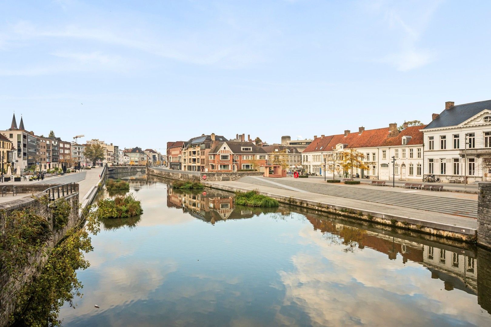 Unieke casco handelsruimte op een hoek van 150m² op een topligging aan de Broeltorens in Kortrijk foto 6