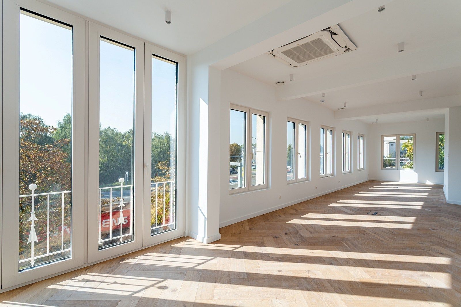 Architecturaal kantoorgebouw op absolute zicht locatie!  foto 10