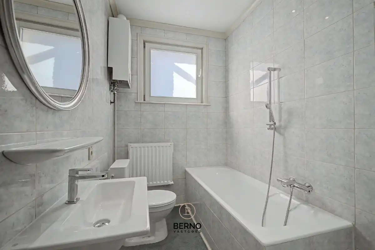 Rijwoning met ruime garage en zongerichte tuin. foto 11